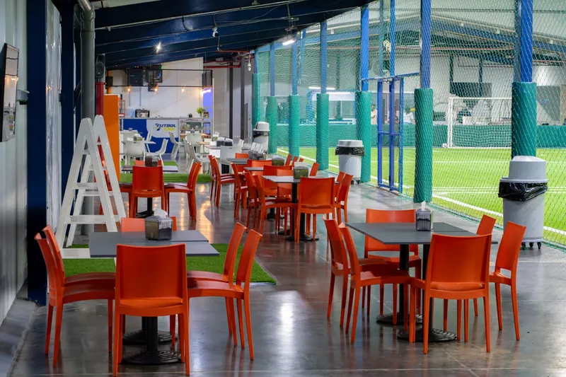 El área social con mesas y cafetería