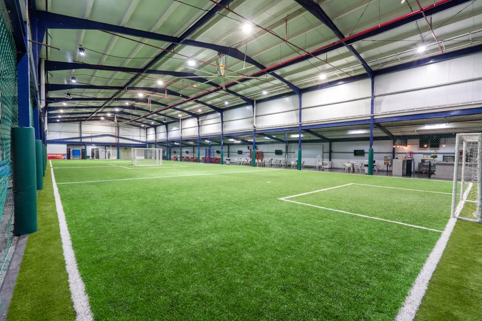 La cancha de fútbol 5, techada y con grama sintética